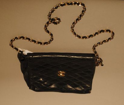 CHANEL Sac en cuir molletonné noir