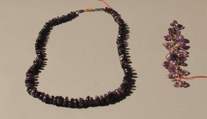 null Sautoir composé de perles améthystes, nous y joignons un bracelet dont les perles...