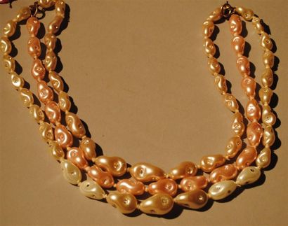 CHANEL circa 1984 Collier tros rangs de perles baroques nacrées ornées chacunes de...
