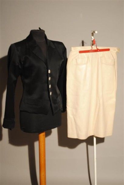 Yves SAINT LAURENT Rive Gauche Lot composé d'une veste en soie polyester noire, petit...