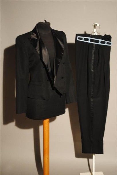 Sonia RYKIEL, Angelo TARLAZZI Lot composé d'une veste smoking en toile de laine noire,...