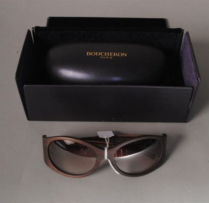 BOUCHERON Paire de lunettes de vue en galalithe façon bois, branches ornées de corne,...