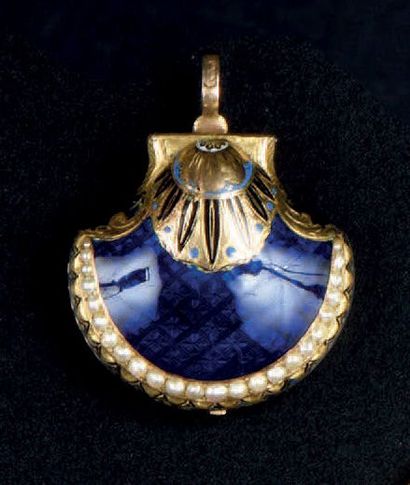 null PENDENTIF en forme de coquillage en or jaune (18 K, 750‰), émaillé et serti...