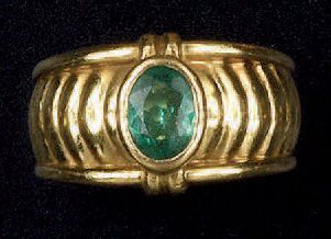 null BAGUE jonc en or jaune (18K, 750‰) ornée en son centre d'une émeraude de forme...