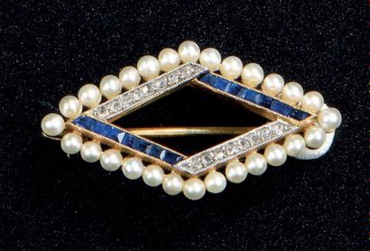 null BROCHE de forme losangique en or (18K, 750‰) sertie de perles, diamants taille...