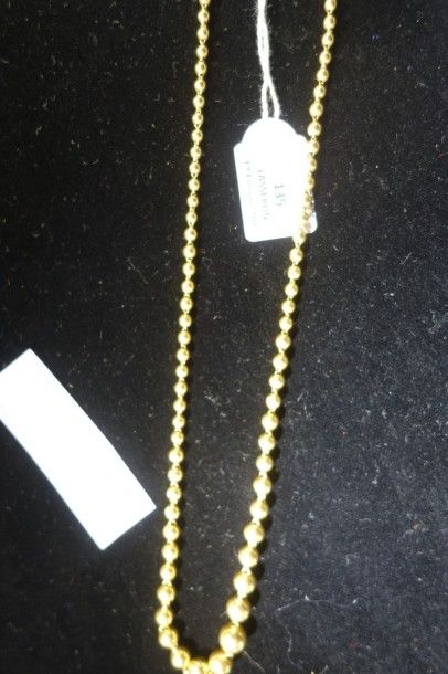 null COLLIER en or jaune (18K, 750‰), à décor de boules en chute.
L.: 45,50 cm -...