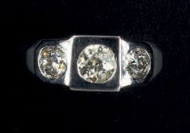 null (*) BAGUE en or gris (18 K, 750‰) ornée de trois diamants de taille ancienne...