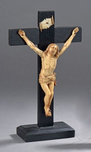 null CRUCIFIX en ivoire, le Christ portant un péplum,.
Travail populaire du XVIIIe...