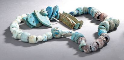 null LOT composé de colliers et d'un élément de décoration émaillé turquoise.
Egypte,...