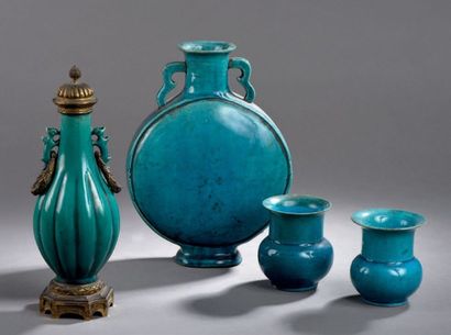 null ENSEMBLE DE QUATRE PORCELAINE dont:
- un vase gourde couvert turquoise
- paire...