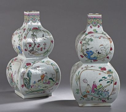 null PAIRE DE VASES double gourde à quatre pans en porcelaine et émaux famille rose...