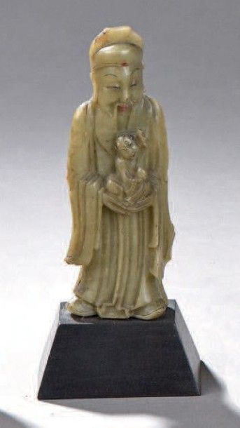 null SUJET en pierre dure représentant un sage tenant un enfant dans ses bras.
Chine.
H.:...
