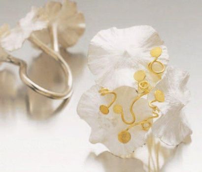 GROSSMAN Esty Bague "Fleur de doigt", en argent et or figurant des pétales avec des...
