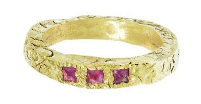 ESTHER Collection "Constellation" - Bague en or ornée de trois rubis baguette. Poids...