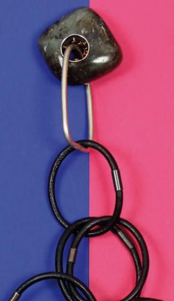 Agathe SAINT - GIRONS Collier "Aloc" à anneaux de cuir ovale de différente taille...