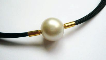 Anna TABAKHOVA Collier orné d'une perle de culture blanche de 14.2 mm sur un montage...
