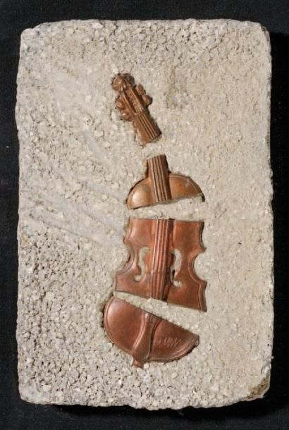 ARMAN (1928-2005) Sans titre Violon découpé inclus dans du béton - Signé sur le violon....