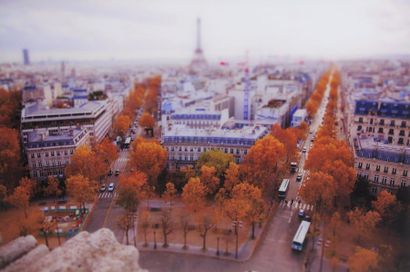Ben THOMAS (Né en 1981) La Tour Eiffel de l'Arc de Triomphe Photographie en couleur...