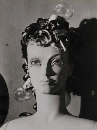 MAN RAY (1890-1976) Résurrection des mannequins, 1938 Tirage argentique d'époque...