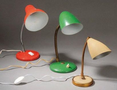 null Travail des années 50 Ensemble de trois lampes de bureau orientables en aluminium...