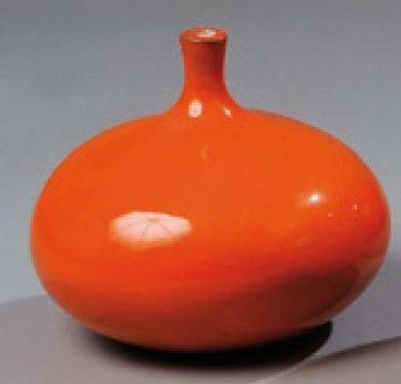 null Vase Pique fleurs en terre cuite vernissé orange. Signé au revers. H: 12 cm...