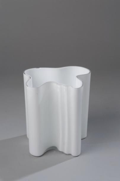 Alvar AALTO Vase modèle Savoy en verre multicouche Italia cristal. Signé en dessous...