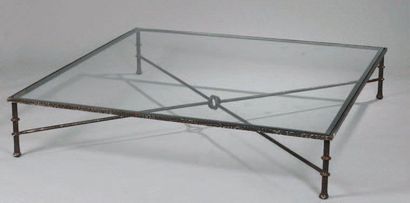 Alberto GIACOMETTI Dans le goût de Table basse carrée en métal à quatre pieds cannelés...