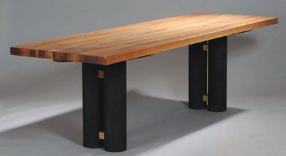 Adolfo NATALINI (né en 1941) Table "Polidoro" finition noyer, piètement à quatre...
