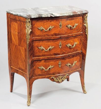 null COMMODE de forme galbée en placage de bois de rose et bois de violette dans...