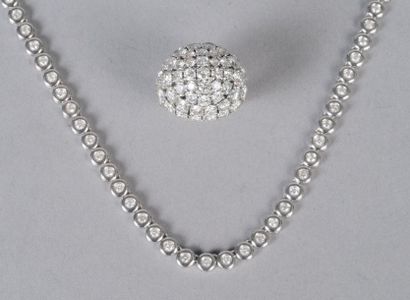 null LONG COLLIER articulé en or gris, serti de petits diamants de taille brillant....