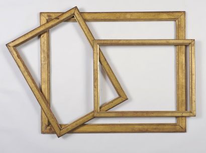 null Baguette plate en bois mouluré et doré, époque Louis XVI Dim. : 37 x 50,7 cm...