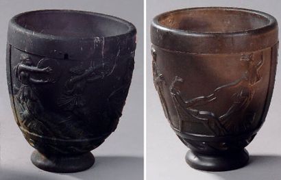 Georges De Feure (1868-1943) Paire de vases en verre pressé et moulé de couleur foncée...