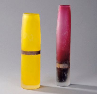 null Deux vases soliflores cylindriques en verre soufflé, col légèrement pincé. L'un...