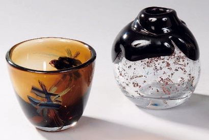 Véronique LUTGEN Vase en verre soufflé couleur miel ; décor intercalaire stylisé...