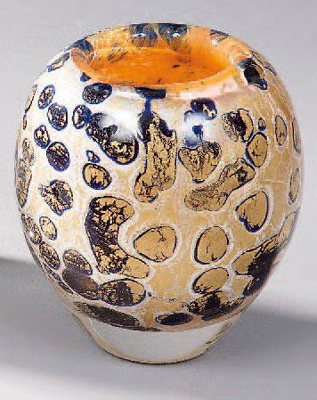 Jean-Claude NOVARO (né en 1941) Vase oval en verre soufflé à décor tacheté d'inclusions...