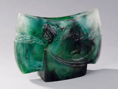 Jean-Claude NOVARO (né en 1941) Vase à épaulement, en verre soufflé noir de forte...