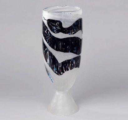 ANONYME "Neveu?" Grand vase en verre souflé à décor de colombes et d'un serpent dégagé...