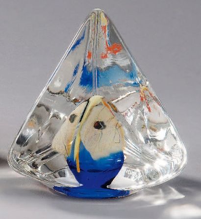 Claude MONOD (1944-1990) Pyramide en verre soufflé de forte densité à décor intercalaire...