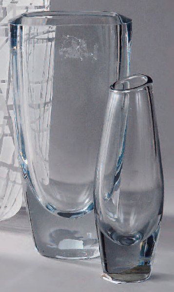 Ecole d'ORREFORS Vase de forme fuseau en verre légèrement enfumé. Hauteur : 17,5...