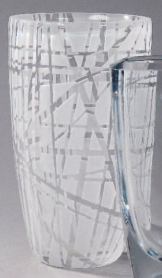 François VIGORIE (né en 1953) Vase cylindrique en cristal sculpté de striures polies...