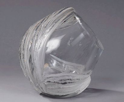 Matei NEGREANU (né en 1941) Vase-sculpture en cristal translucide ; applications...