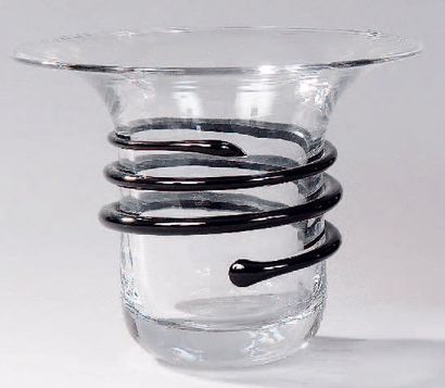 null Vase cylindrique à col évasé en verre soufflé, ruban de verre noir s'enroulant...