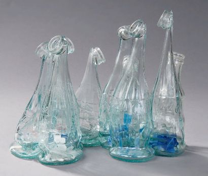 Joël LINARD (1953-2003) Vase de forme en libre en verre soufflé rose, appliqué de...
