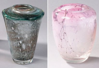 Olivier JUTEAU (né en 1955) Deux vases en verre soufflé, un de forme ovoïde rose...