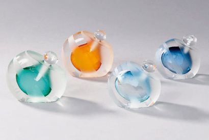 Véronique MONOD (née en 1954) Quatre flacons dit "Truphème" en verre soufflé, centre...