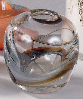 Nicolas MORIN (né en 1959) Vase rond aplati dans sa hauteur en cristal doublé avec...