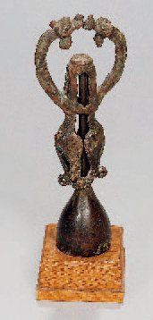 null Idole du Luristan en bronze représentant deux fauves dressés et affrontés. Iran,...