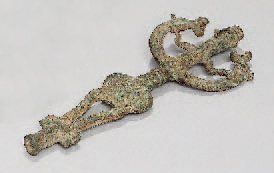 null Idole mythique en bronze : génie domptant deux fauves. Iran (Luristan), VIIIè-VIIè...