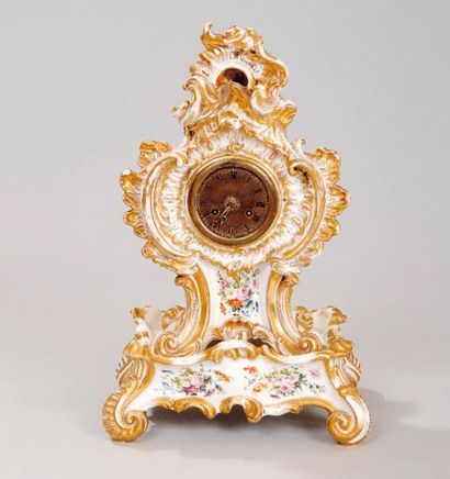 null PARIS Pendule de forme mouvementée en porcelaine blanche, dorée, et décor polychrome...