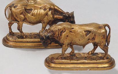 XIXe siècle Taureau et Vache Deux bronzes, patine dorée Portent une signature "Mène"...